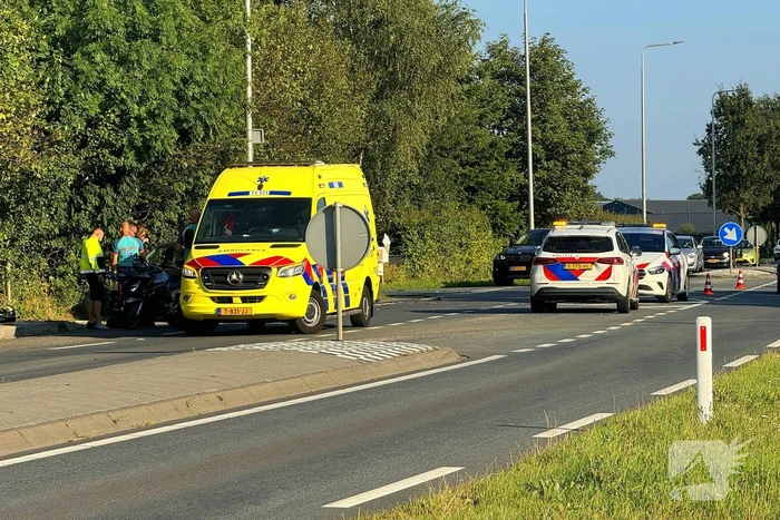 Motorrijder botst achter op personenauto