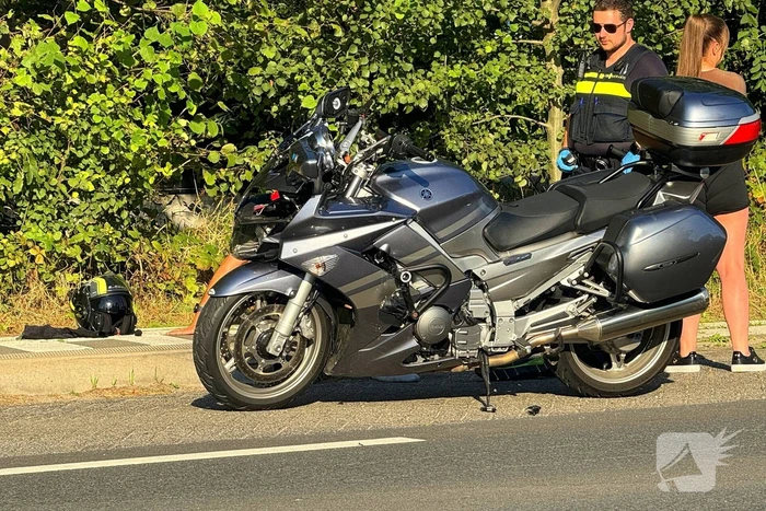 Motorrijder botst achter op personenauto