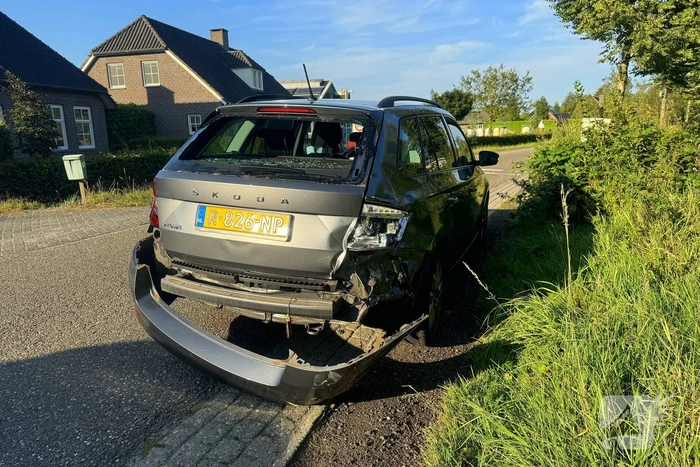 Motorrijder botst achter op personenauto