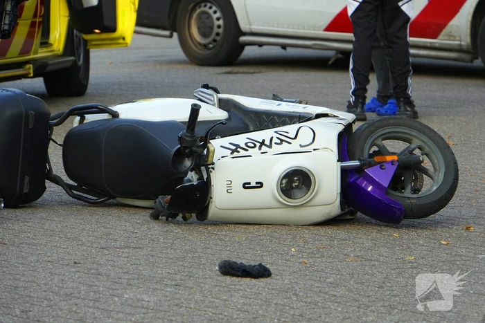 Opzittenden deelscooter gewond na val