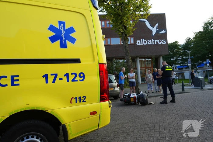 Opzittenden deelscooter gewond na val