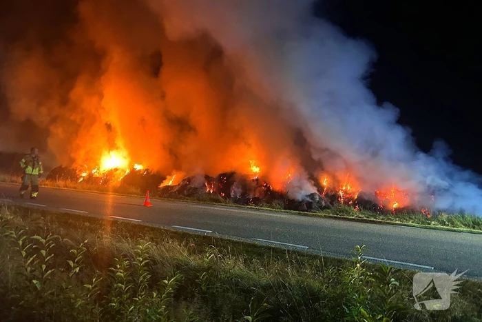 Flinke buitenbrand in hooibalen