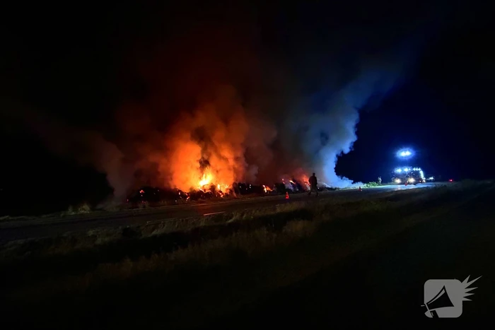 Flinke buitenbrand in hooibalen
