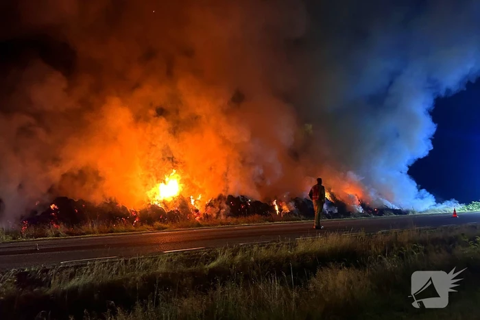 Flinke buitenbrand in hooibalen