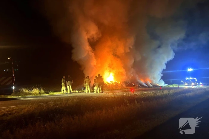 Flinke buitenbrand in hooibalen