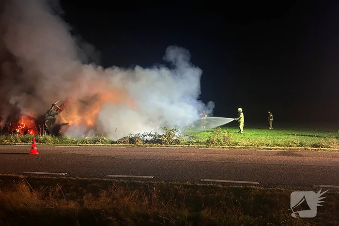 Flinke buitenbrand in hooibalen