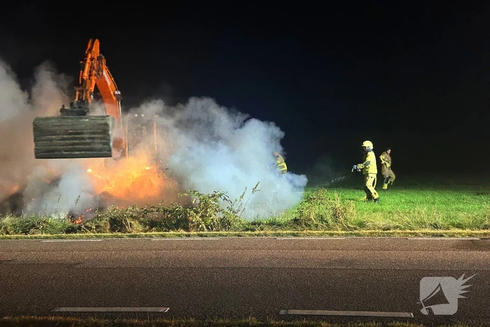 Flinke buitenbrand in hooibalen
