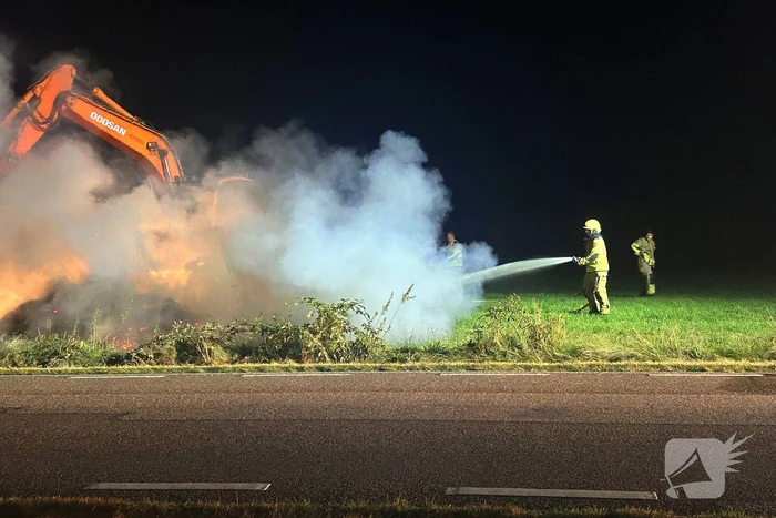 Flinke buitenbrand in hooibalen
