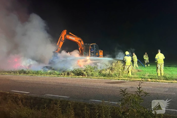 Flinke buitenbrand in hooibalen