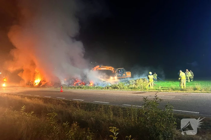 Flinke buitenbrand in hooibalen