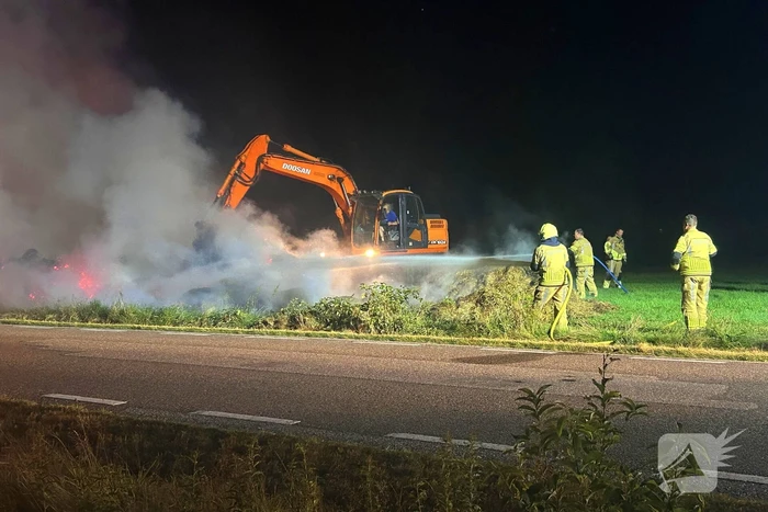 Flinke buitenbrand in hooibalen