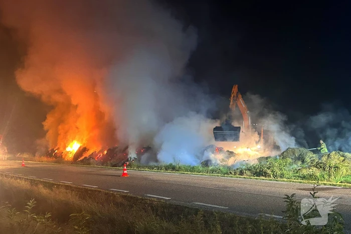 Flinke buitenbrand in hooibalen