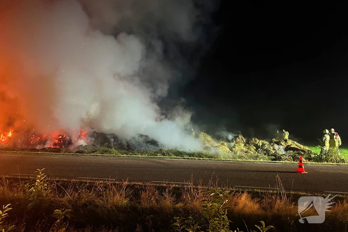 Flinke buitenbrand in hooibalen