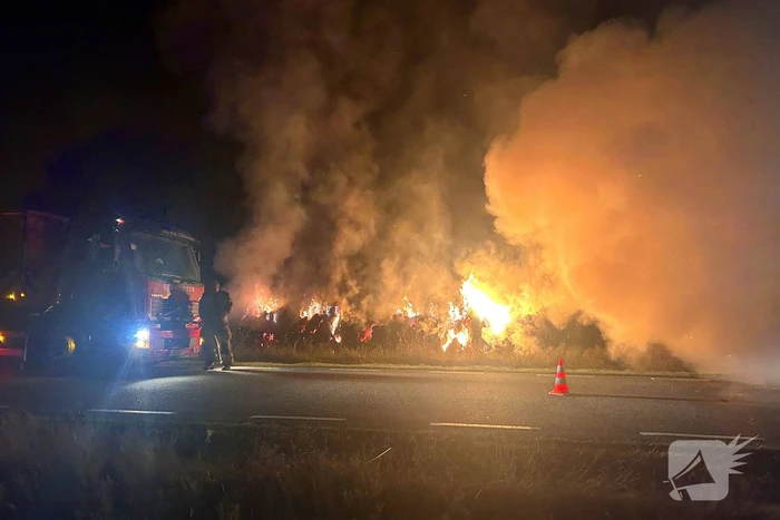 Flinke buitenbrand in hooibalen