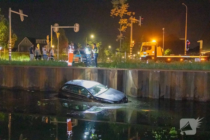 Vrouw belandt zwaar in onder invloed met auto in water