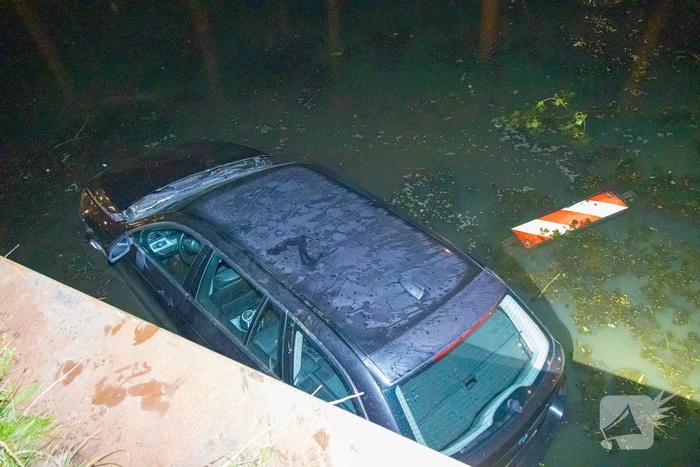 Vrouw belandt zwaar in onder invloed met auto in water