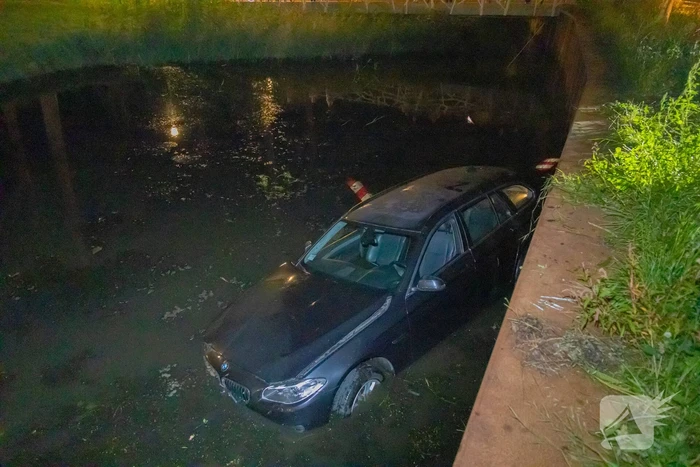 Vrouw belandt zwaar in onder invloed met auto in water