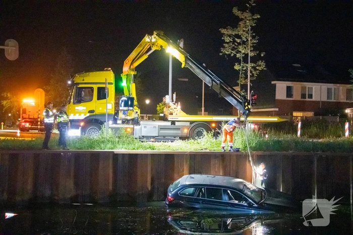 Vrouw belandt zwaar in onder invloed met auto in water
