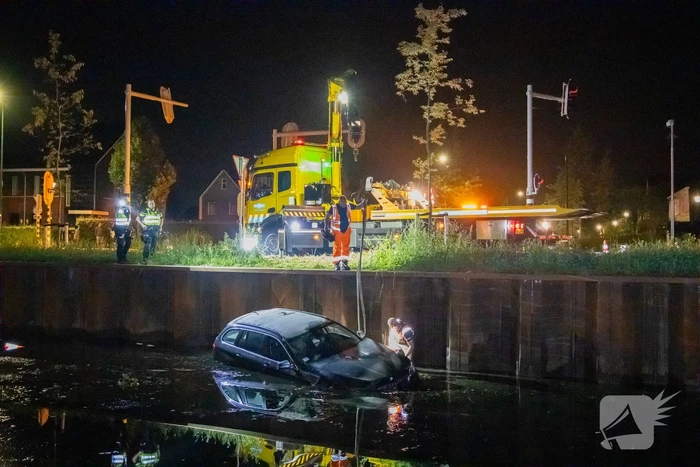 Vrouw belandt zwaar in onder invloed met auto in water
