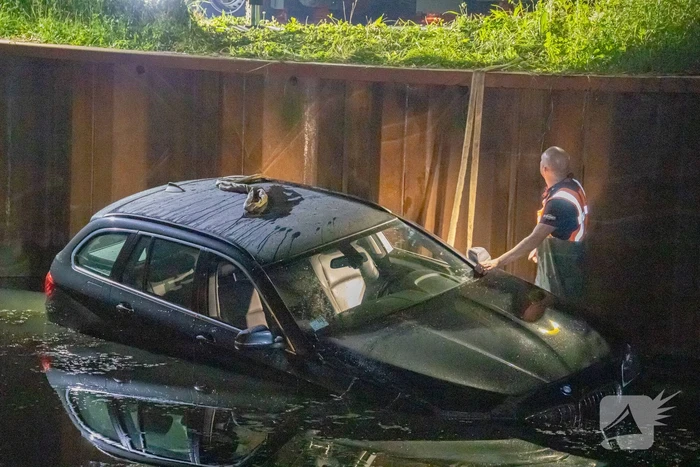 Vrouw belandt zwaar in onder invloed met auto in water