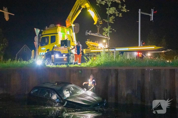 Vrouw belandt zwaar in onder invloed met auto in water