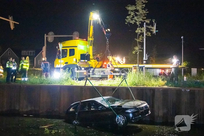 Vrouw belandt zwaar in onder invloed met auto in water