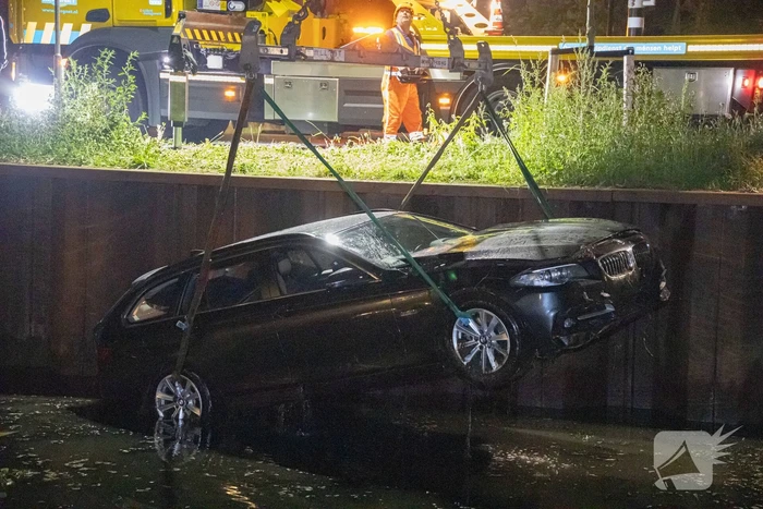 Vrouw belandt zwaar in onder invloed met auto in water