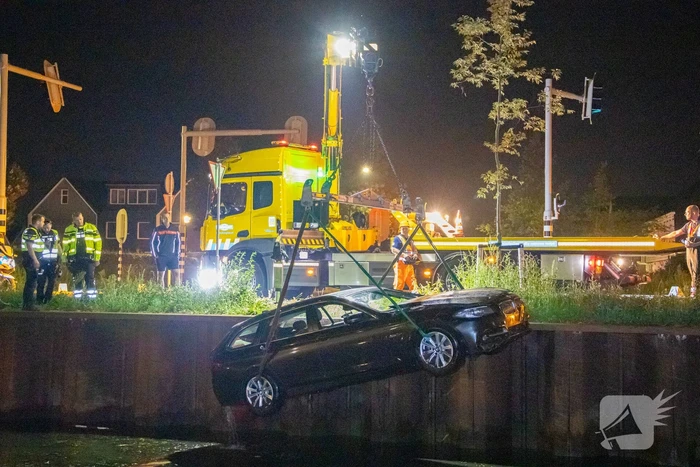 Vrouw belandt zwaar in onder invloed met auto in water