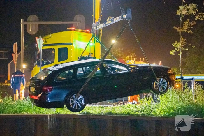 Vrouw belandt zwaar in onder invloed met auto in water
