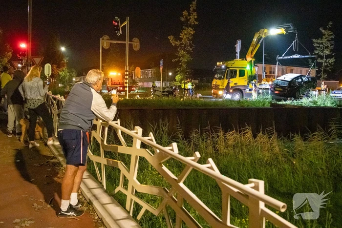 Vrouw belandt zwaar in onder invloed met auto in water