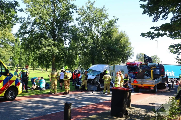 Ongeval met bestelbus en graafmachine