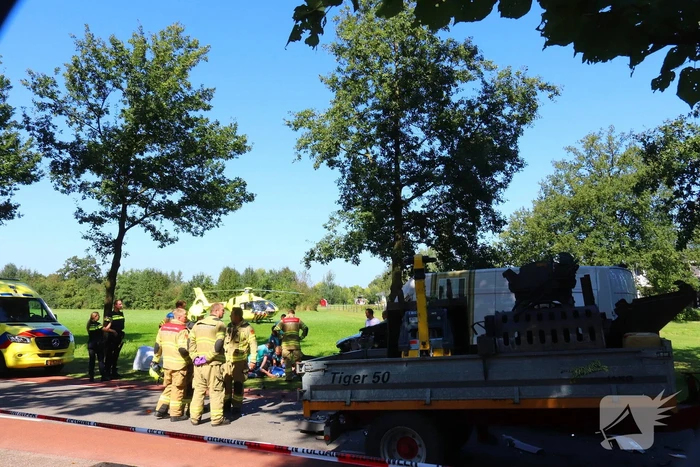 Ongeval met bestelbus en graafmachine
