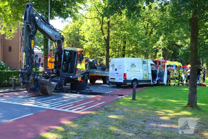 Ongeval met bestelbus en graafmachine