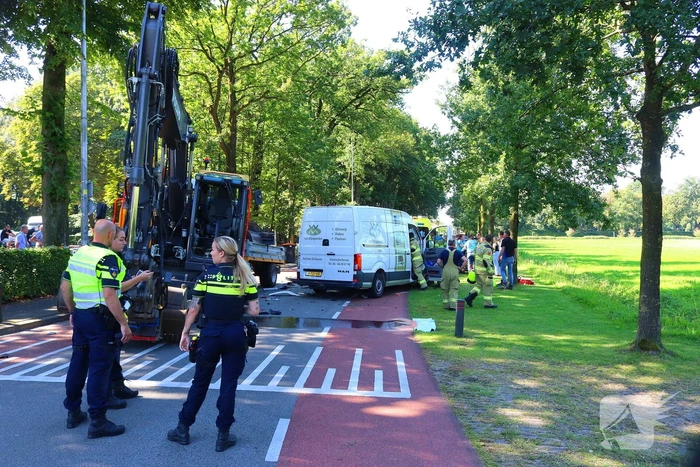 Ongeval met bestelbus en graafmachine