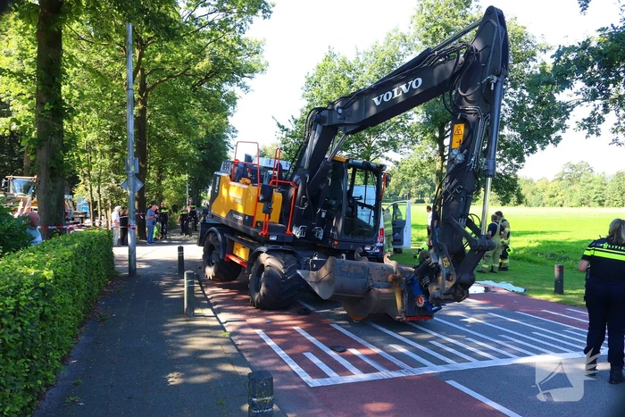 Ongeval met bestelbus en graafmachine