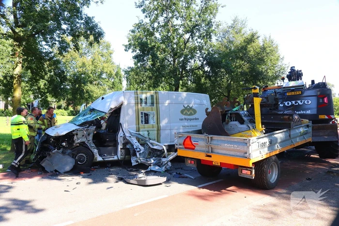 Ongeval met bestelbus en graafmachine