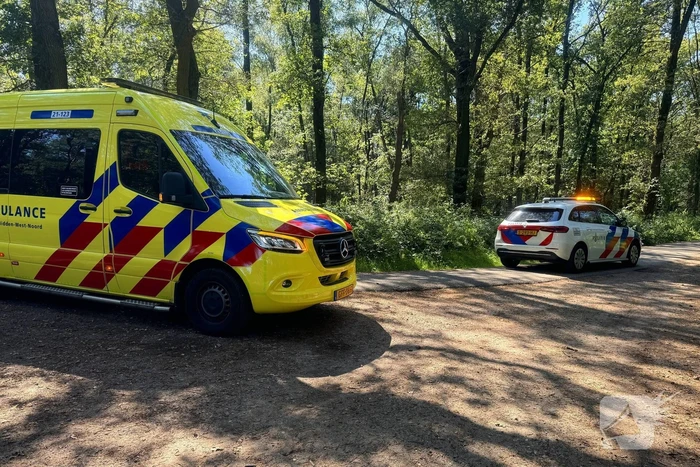 Fietsers botsen in bocht; gewonde naar ziekenhuis