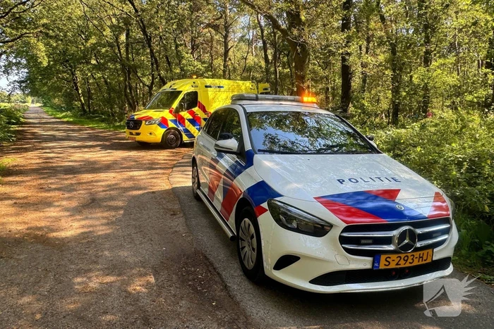 Fietsers botsen in bocht; gewonde naar ziekenhuis