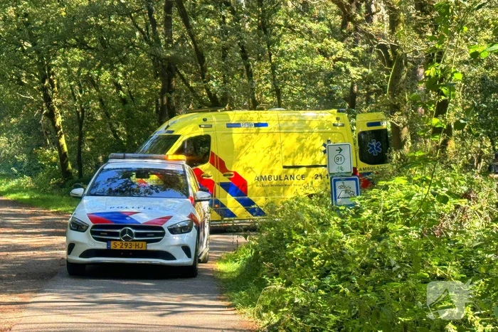 Fietsers botsen in bocht; gewonde naar ziekenhuis