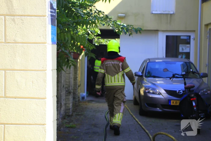 Brandweer blust brandende pallets bij woning
