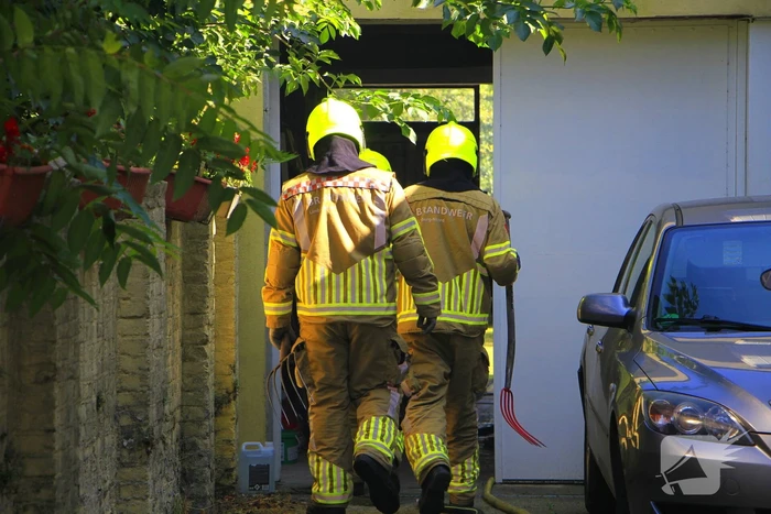 Brandweer blust brandende pallets bij woning