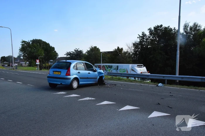 Twee auto's klappen op elkaar op kruising