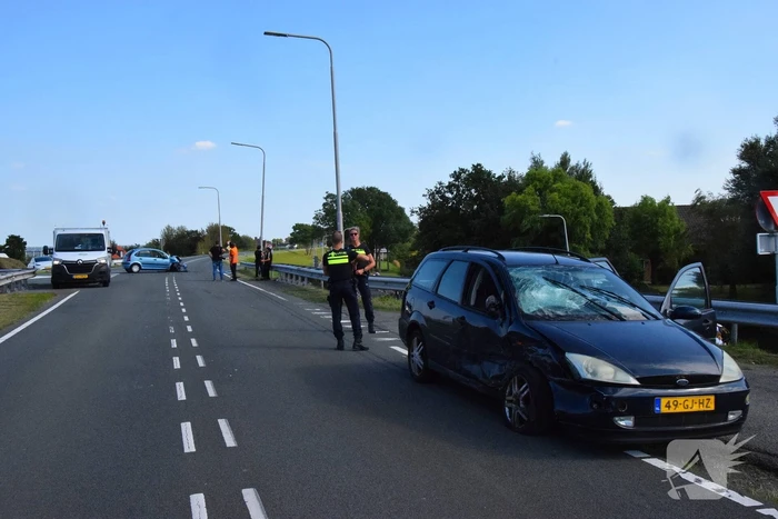 Twee auto's klappen op elkaar op kruising