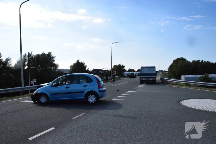 Twee auto's klappen op elkaar op kruising