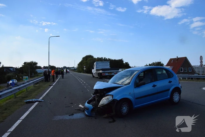 Twee auto's klappen op elkaar op kruising