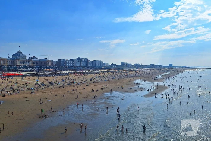 Mensen zoeken verkoeling op het strand