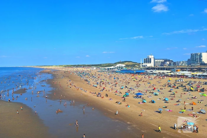 Mensen zoeken verkoeling op het strand