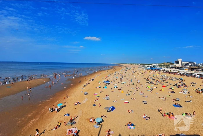 Mensen zoeken verkoeling op het strand