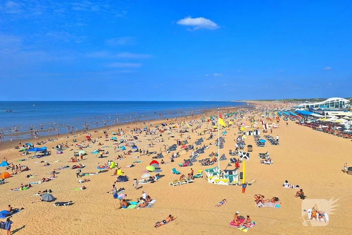 Mensen zoeken verkoeling op het strand