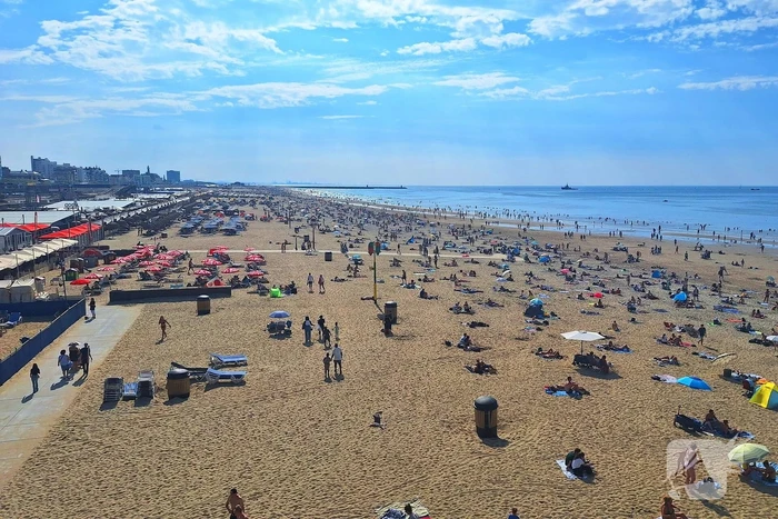 Mensen zoeken verkoeling op het strand